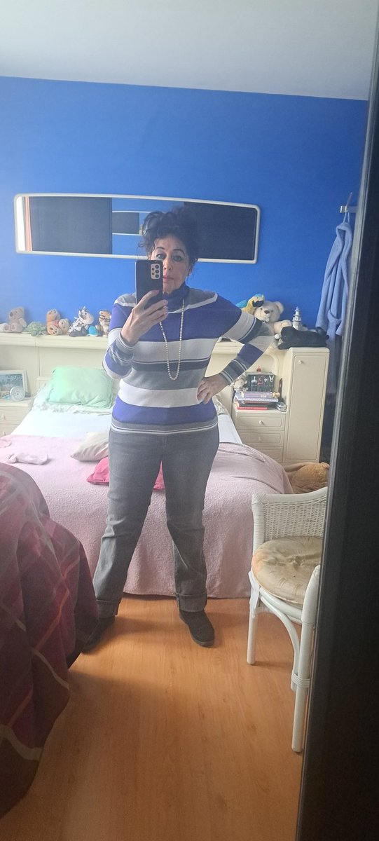 VCabuy's tweet image. De #outfitoftheday was er nog eentje van ons tweeën gecombineerd 🫶  In #purple and #grey  💜🩶
De trui van ons mam zo'n 35yo met mijn jeanspak van 25yo...Zo vinden de generaties nog altijd elkaar ❤️‍🩹
#jeansandvestApriori
#pullBettyBarclay 
Nice weekend, folks 🥰