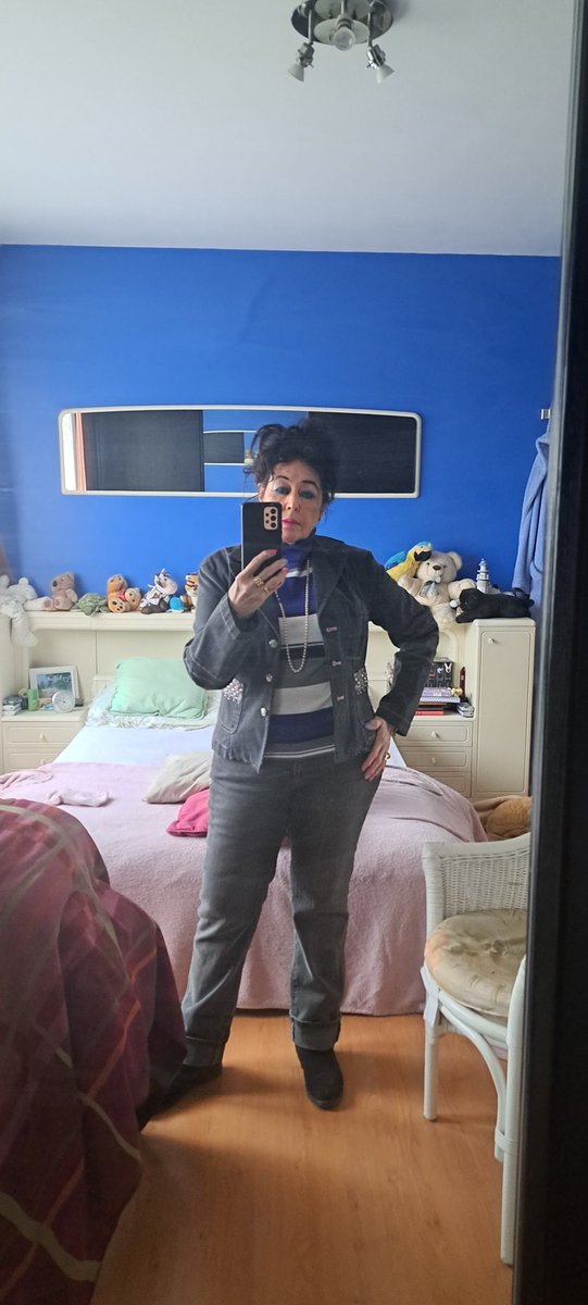 VCabuy's tweet image. De #outfitoftheday was er nog eentje van ons tweeën gecombineerd 🫶  In #purple and #grey  💜🩶
De trui van ons mam zo'n 35yo met mijn jeanspak van 25yo...Zo vinden de generaties nog altijd elkaar ❤️‍🩹
#jeansandvestApriori
#pullBettyBarclay 
Nice weekend, folks 🥰