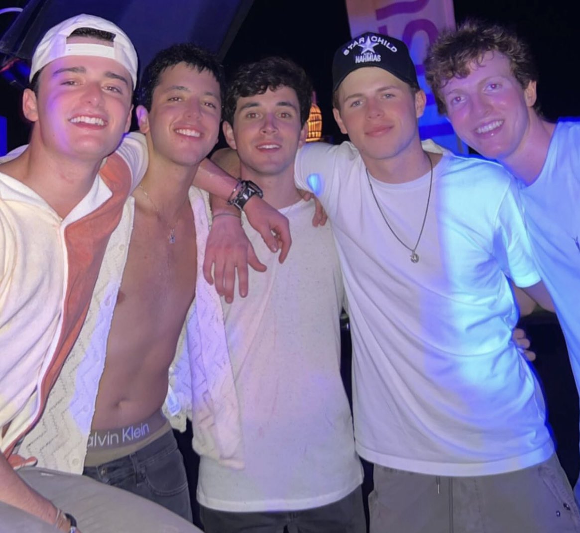 Roxy ✰ tweet media