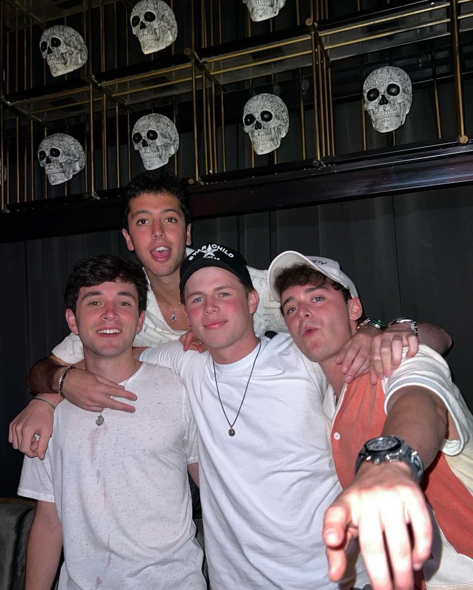 Roxy ✰ tweet media