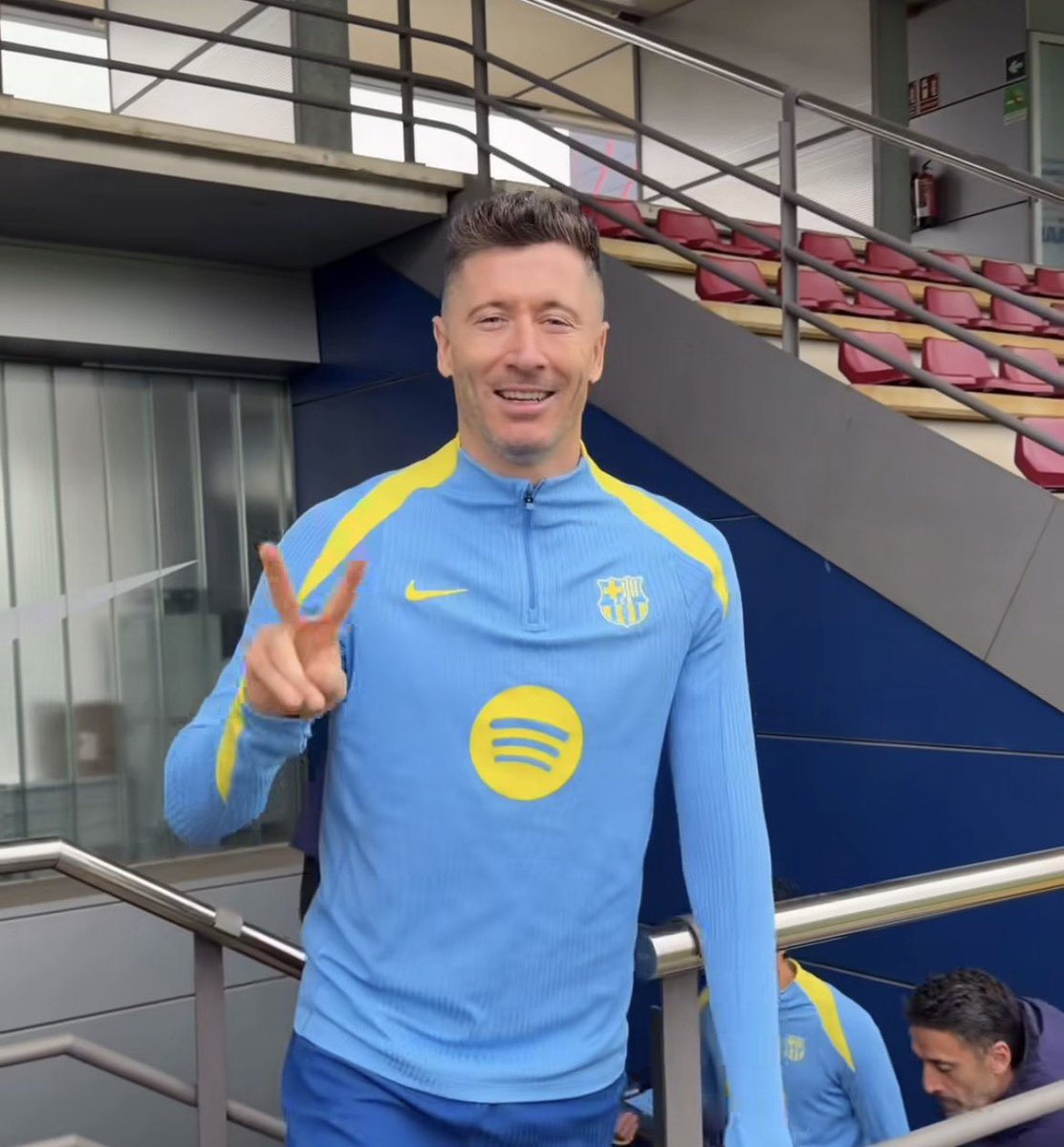 LEWANDOWSKI NEW HAIRCUT 😭