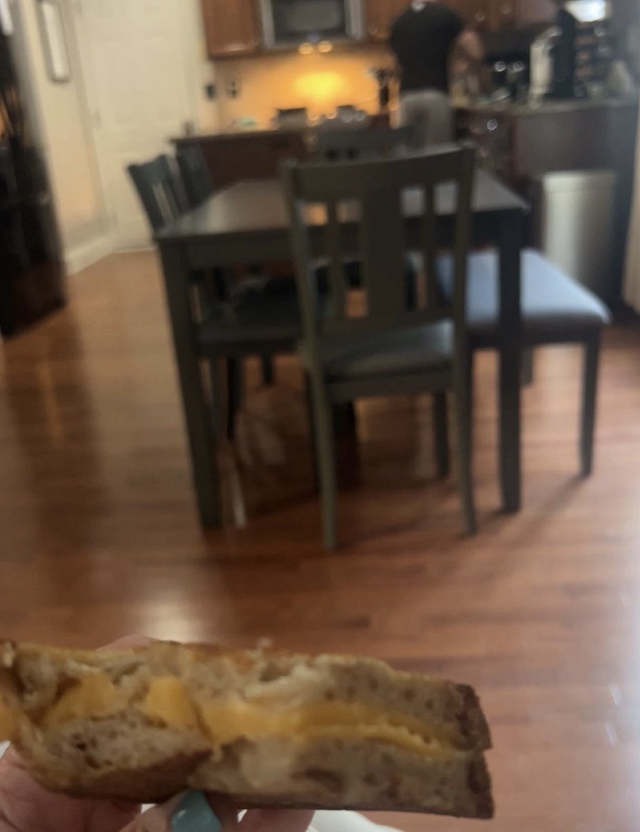 ViviannaSW's tweet photo. when allergies are kicking your ๐ and all you crave is comfort food ๐ฅช
grilled cheese for breakfast ๐ซถ๐ผ
#cookingshow ๐ช๐ผ #iloveSaturdays https://t.co/PDal8jYQT4
