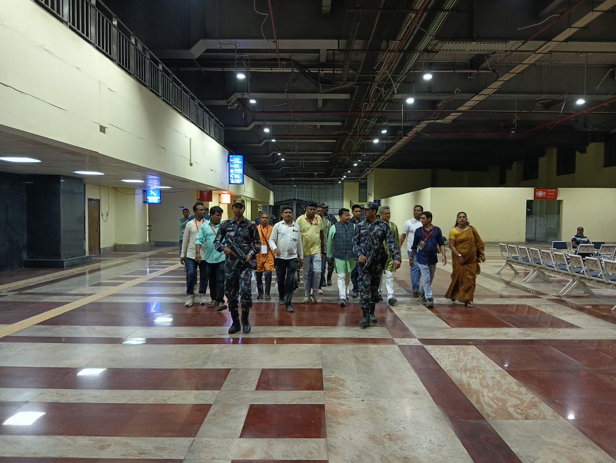 RajeshK_kol's tweet photo. कल रात Jyotirmay Singh Mahato जी ने Santragachi Railway Station पर भाजपा द्वारा लगाए गए हेल्प डेस्क का निरीक्षण किया।

माननीय प्रधानमंत्री Narendra Modi जी की ब्रिगेड जनसभा में आने वाले भाजपा कार्यकर्ताओं की सुविधा के लिए मैं और मेरी टीम Santragachi Railway Station पर हेल्प डेस्क उपस्थित रही और व्यवस्था को सुचारू बनाने में लगी रही।

#NarendraModi #BJP #BrigadeRally #SantragachiRailwayStation #Kolkata #TeamBJP #BJPKaryakarta 🇮🇳
@narendramodi  @JyotirmayBJP  @NitinNabin  @SuvenduWB @DilipGhoshBJP @SamikBJP @RavneetBittu  @AshwiniVaishnaw