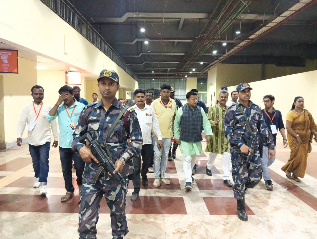 RajeshK_kol's tweet photo. कल रात Jyotirmay Singh Mahato जी ने Santragachi Railway Station पर भाजपा द्वारा लगाए गए हेल्प डेस्क का निरीक्षण किया।

माननीय प्रधानमंत्री Narendra Modi जी की ब्रिगेड जनसभा में आने वाले भाजपा कार्यकर्ताओं की सुविधा के लिए मैं और मेरी टीम Santragachi Railway Station पर हेल्प डेस्क उपस्थित रही और व्यवस्था को सुचारू बनाने में लगी रही।

#NarendraModi #BJP #BrigadeRally #SantragachiRailwayStation #Kolkata #TeamBJP #BJPKaryakarta 🇮🇳
@narendramodi  @JyotirmayBJP  @NitinNabin  @SuvenduWB @DilipGhoshBJP @SamikBJP @RavneetBittu  @AshwiniVaishnaw
