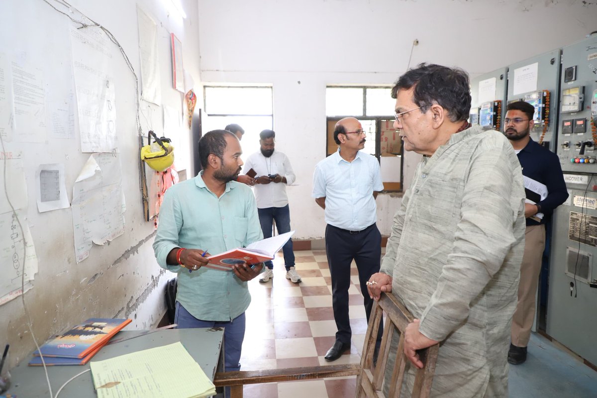 *यूपी के ऊर्जा मंत्री #एकेशर्मा ने किया इस विद्युत उपकेंद्र का औचक निरीक्षण,अनुपस्थित मिले जेई,दिए ये निर्देश - उत्तम पुकार न्यूज़*
#upnews
uttampukarnews.com/up-energy-mini…

*सबसे Fast खबरें पाने के लिए हमारे WhatsApp चैनल को फॉलो करें*whatsapp.com/channel/0029Va…*