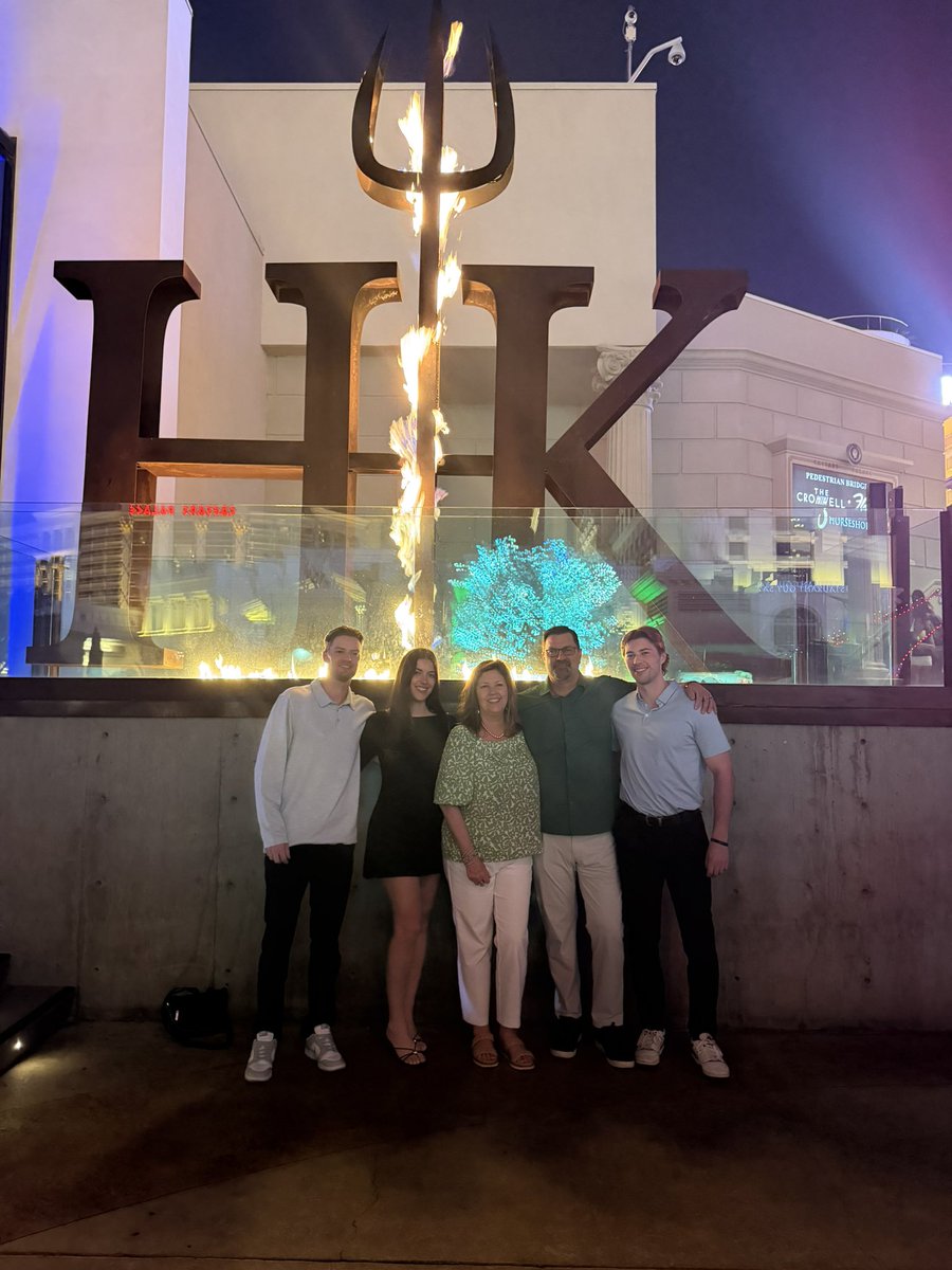 EricFenton1's tweet photo. Dinner at #hellskitchen #lasvegas https://t.co/qmh8qffk0O