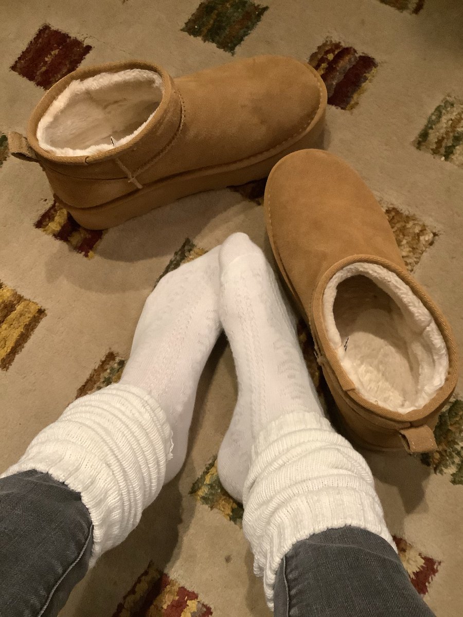 pfsandfs's tweet photo. My socks are cute too π
##frillysocks #rufflesocks #cutesocks #uggs #uggplatform #fakeuggs #legwarmers #skinnyjeans https://t.co/ru38IsTYEw