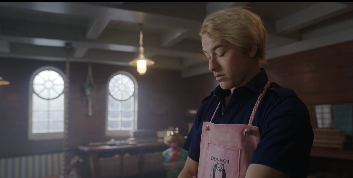 Pria-pria ini menjaga pandangannya saat Nami masuk dengan busana terbuka. 👍🏻 (OPLA S2 E3)