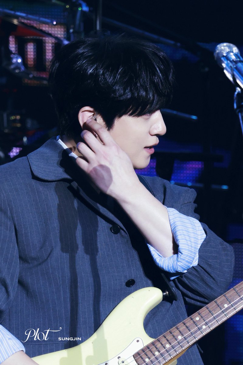 ๐๐ฅ๐จ๐ญ tweet media