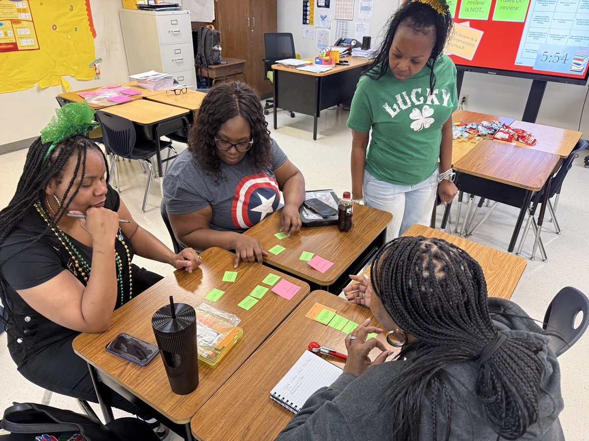 𝕋ℍ𝔼 𝔸𝕡𝕣𝕪𝕝 𝕎𝕙𝕚𝕥𝕖, 𝕄. 𝔼𝕕 🍎 tweet media