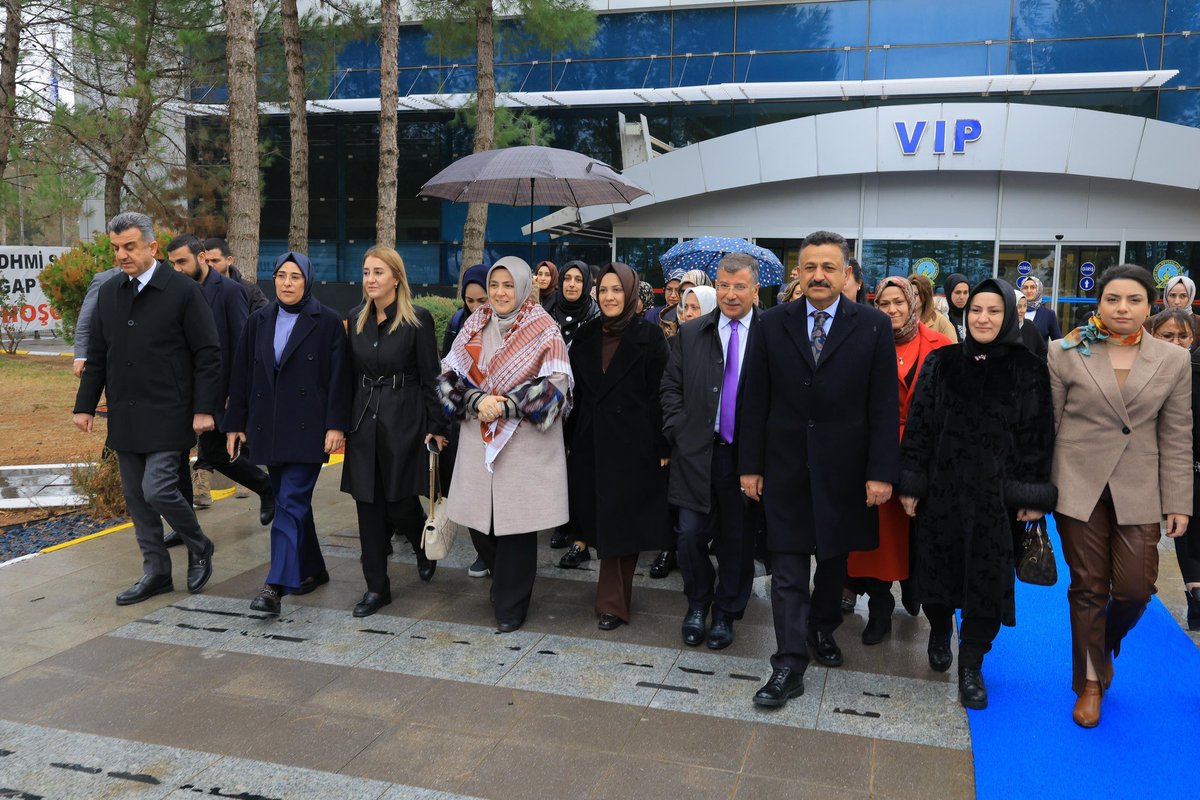 Makbulee_Oruc's tweet photo. 📍Gap Havalimanı 

Genel Merkez Kadın Kolları Başkanımız Sayın @tugbaisikercan ve kıymetli ekibini il Başkanımız @milhamigunbegi, İl Kadın Kolları Başkanımız @ZehraAy063, Milletvekillerimiz, MYK, MΚΥΚ, üyelerimiz ilçe başkanlarımız, İl-İlçe teşkilatımız ile birlikte Gap Havalimanında  karşıladık.

Sayın Başkanım, Peygamberler Şehri, Tarihin Sıfır Noktası, Kadim Şehir Şanlıurfa'mıza hoşgeldiniz.

#RamazandaŞanlıurfa
#MilletimizleYolumuzBir

@RTErdogan @bybekirbozdag @abuyukgumus @acarfaruka @tugbaisikercan @tulaykaynarca  @deryabakbak27 @hakanaksu058 @farukaytek @GercekTekin @sevilcan8 @DndDndar @milhamigunbegi @ZehraAy063 @avorhancelik  @AKKADINGM @akpartiurfa @akkadinsanlurfa @Karakopruak @akkadnKarakopru