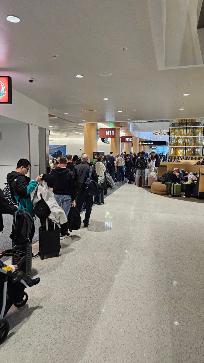 jmsxh's tweet photo. @AlaskaAir can you get some more agents out to N Sattelite customer service?!? https://t.co/l8EEBGWKol