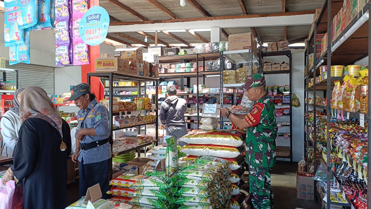 0819Kodim's tweet photo. Jelang Lebaran, Babinsa Cek Harga Sembako di Pasar
@puspentni
@tni_angkatan_darat
@kodam5brw
@korem083baladhikajaya
@bersama_rakyat_tni_kuat
@pemkabpasuruan
@pemkotpasuruan
@lintas_daerah_news
@seputar_pasuruan
@Kohir99
#produktif
#tnimengabdidanmembangunbersamarakyat https://t.co/1UkvPG8cLG