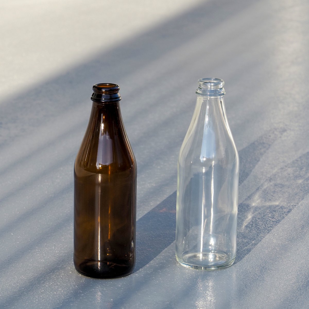 🫙EI300HC🫙
容量：NET 300ml
サイズ：高さ184mm x 胴径60.5mm

オーソドックスな形状の調味料びんです。
こちらはF色（透明）とA色（茶色）をご用意していますので、光に弱い中身でも安心です✨
詰めるものに合わせて色をお選びください☺️

#ガラスびん #株式会社衛藤