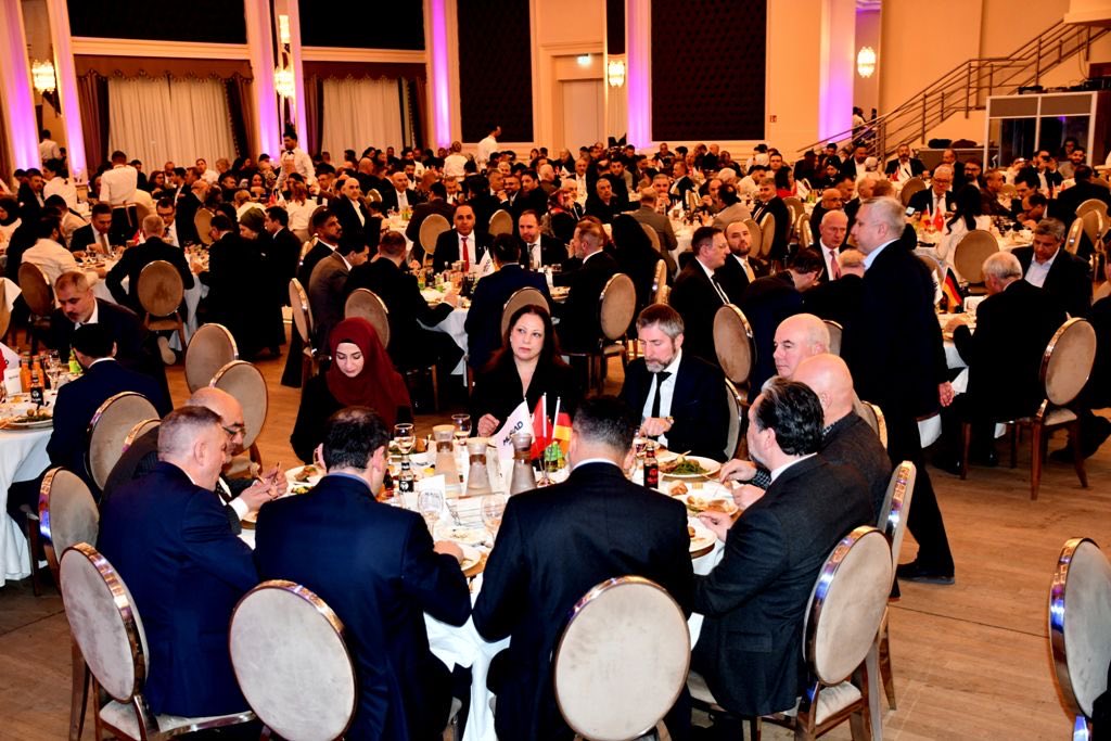 _selimsar_'s tweet photo. MÜSİAD Berlin Şubesi Genel Kurulu ve MÜSİAD Avrupa İftar programını gerçekleştirdik. Avrupa’nın değişik noktalarından katılım sağlayan başkanlarımız ile istişare etme imkanımız oldu. 
Yaptığı güzel çalışmalar dolayısı ile Fikret Doğan başkanımız ve ekibine teşekkür ediyorum. Yeni göreve gelen Sezai Akan ve ekibine başarılar diliyorum.
