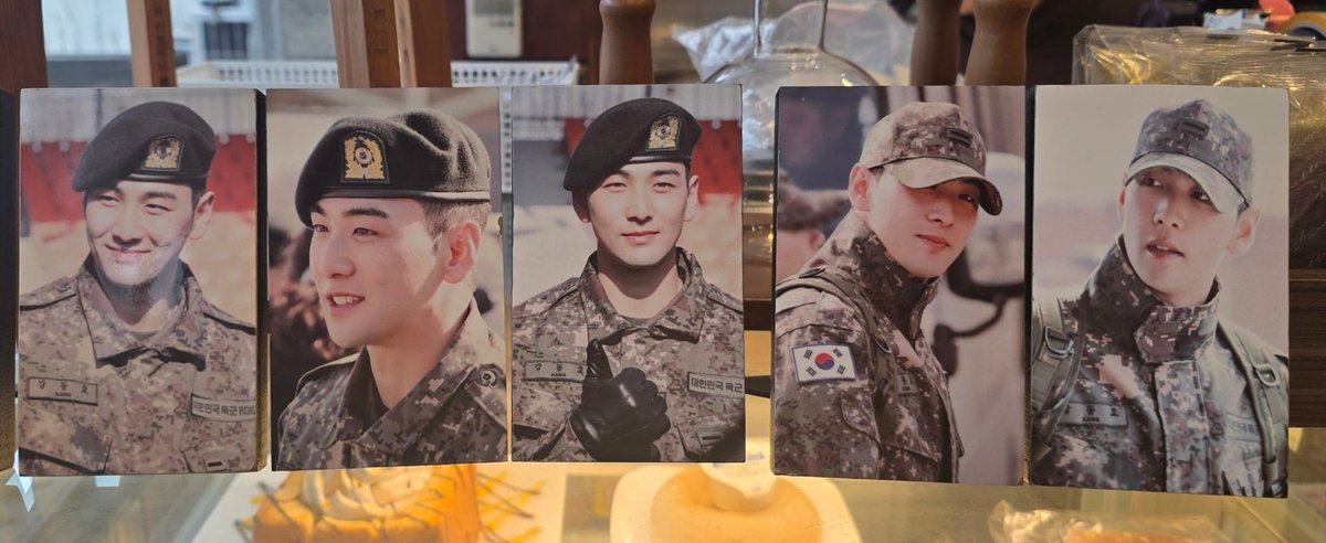 Mr_BAEKHOBEARD's tweet photo. 20260315 BAEKHO 14th DEBUT anniversary 

🐯2026.03.15 (일) 
🐯에이미스커피 논현 1호점 

당일선착 8x13x1.5cm 미니액자 
3+15개 선착 &amp; 2
(DP 액자와 같은 사진이지만 새상품)

#동호가_참_좋아
#동호야_너라서_좋아해

#백호 #강동호 
#BAEKHO #KANGDONGHO #꾸끈종
#BAEKHO_14th_Debut https://t.co/tstDNLuujS