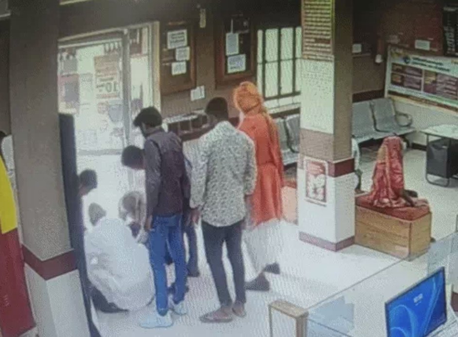 Hellobanker_in's tweet photo. A young man suffered a sudden heart attack inside the Punjab National Bank branch in Bawdi Gram Panchayat in Rajasthan. The situation could have turned tragic, but the quick thinking and presence of mind of bank manager Praveen Tiwari saved his life. Praveen Tiwari immediately performed CPR without wasting any time. Doctors confirmed that the timely CPR played a crucial role in saving his life.

Read Details: https://t.co/71LjvLhRdF

@pnbindia #pnb #banking #rajasthan #news #health #heartattack