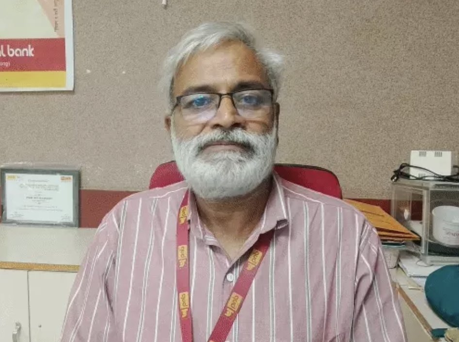 Hellobanker_in's tweet photo. A young man suffered a sudden heart attack inside the Punjab National Bank branch in Bawdi Gram Panchayat in Rajasthan. The situation could have turned tragic, but the quick thinking and presence of mind of bank manager Praveen Tiwari saved his life. Praveen Tiwari immediately performed CPR without wasting any time. Doctors confirmed that the timely CPR played a crucial role in saving his life.

Read Details: https://t.co/71LjvLhRdF

@pnbindia #pnb #banking #rajasthan #news #health #heartattack