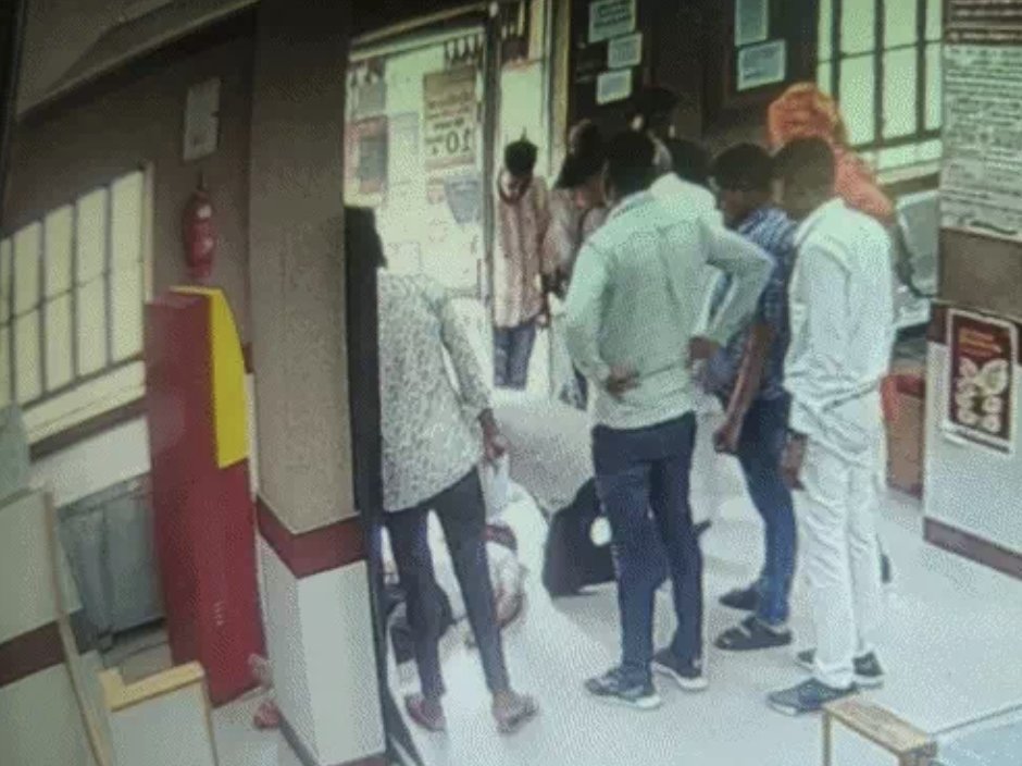 Hellobanker_in's tweet photo. A young man suffered a sudden heart attack inside the Punjab National Bank branch in Bawdi Gram Panchayat in Rajasthan. The situation could have turned tragic, but the quick thinking and presence of mind of bank manager Praveen Tiwari saved his life. Praveen Tiwari immediately performed CPR without wasting any time. Doctors confirmed that the timely CPR played a crucial role in saving his life.

Read Details: https://t.co/71LjvLhRdF

@pnbindia #pnb #banking #rajasthan #news #health #heartattack