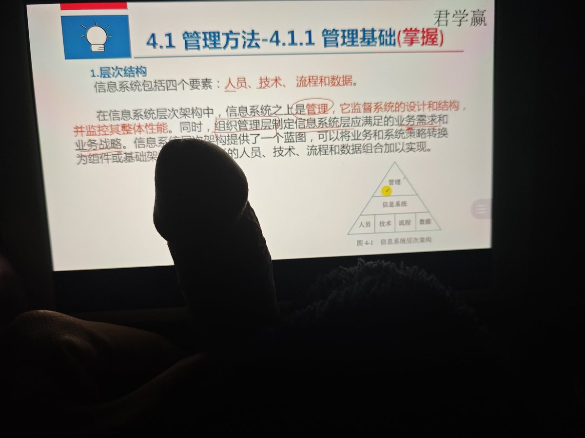 aixigua666's tweet photo. 晚上熄灯了以后也得学习，嘿嘿 https://t.co/4nRVtGhFLn