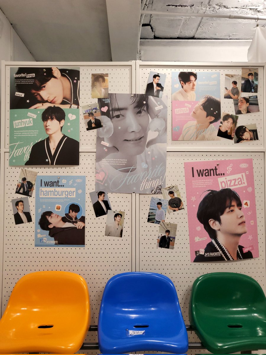 키치한 무드가 돋보였던 주녁 생카🩷
엽서와 포스터의 디자인이 예뻐서 꼭 방문하고 싶었어요! 첫째날에 쿠키특전 포스터를 받고, 둘째날에 주녁이 쏘는 음료까지 받아 너무나 행복했습니다-!! 예쁘고 감각적인 주녁 페이보릿🩵

#이준혁_페이보릿