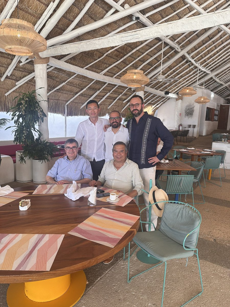 JorgeAlatorreA1's tweet photo. The most incredible part of the 84th Congress @SMNYCT in Cancun was seeing what happens when we learn together. Pulmonologists, thoracic surg, pleural dis spec, radiol, and oncologists sharing knowledge. This is how better medicine is built. Thanks to our nat &amp; inernat experts. https://t.co/NfsEZK1uxR