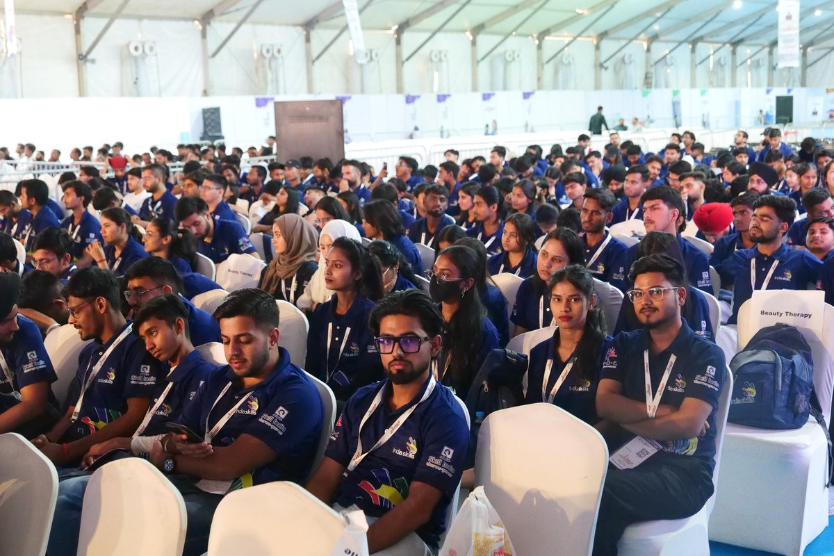 कौशल विकास एवं उद्यमिता मंत्रालय,भारत सरकार द्वारा आगरा में आयोजित IndiaSkills 2025–26 (Regional Competition North) के समापन समारोह में केंद्रीय मंत्री श्री <a href="/jayantrld/">Jayant Singh</a> चौधरी जी ने गणमान्य अतिथियों के साथ सहभागिता की तथा विजेताओं को सम्मानित कर सभी प्रतिभागियों का उत्साहवर्धन किया
