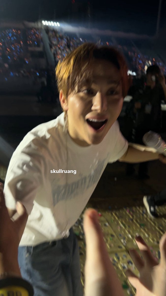 skullruang's tweet photo. น้องบูวิ่งลงมาจับมือ ฮือ แม่รักน้องบูที่สุดดด😭🤍

#NEW_BANGKOK
#SEUNGKWAN #승관 https://t.co/FoyGYlpMmE