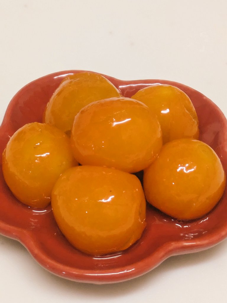 non1non4's tweet photo. 金柑が安かったので、金柑の甘露煮作ったよ～。
中の種を取るのが鬼メンドイ💦
そのまま食べても美味しいし、お湯割りや紅茶に入れるのも🙆🏻
出来上がったので、寝る～
おやすみなさい😴 https://t.co/s6awilBFIE