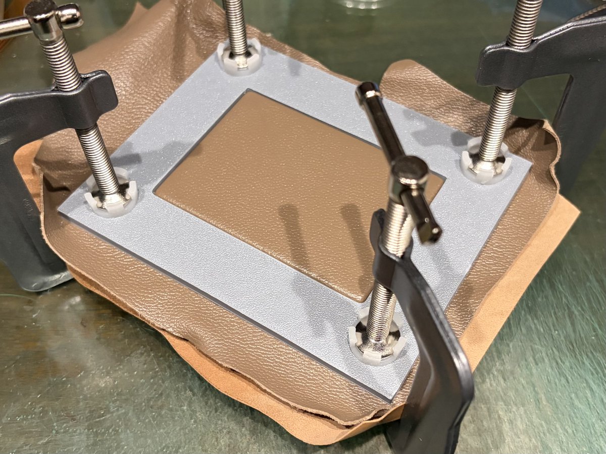 気分転換を兼ねて、トートバッグ製作と並行してカードケースを製作しています。
久しぶりの絞り、慎重に進めます。
