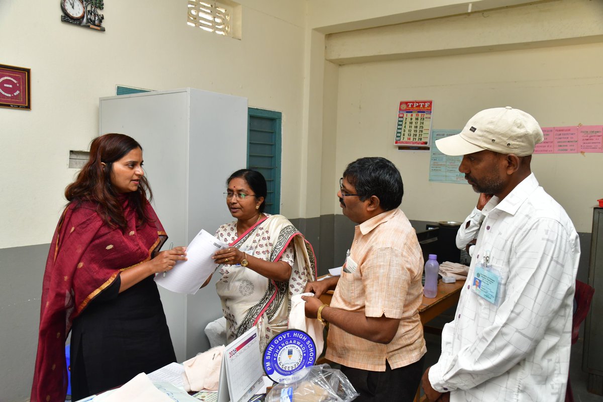 aclbknr's tweet photo. కరీంనగర్ జిల్లాలో నేటి నుండి జరుగుతున్న పదవ తరగతి పరీక్షా కేంద్రాలను అశ్విని తానాజీ వాకడే ACLB గారు సందర్శించారు. పరీక్షల సరళిని పరిశీలించారు.ఎలాంటి చిన్న తప్పిదానికి అవకాశం ఇవ్వకుండా విద్యార్థులు ప్రశాంతమైన వాతావరణంలో పరీక్షలు రాసేలా అధికారులు తగిన చర్యలు తీసుకోవాలని సూచించారు. https://t.co/My75RKRAXb