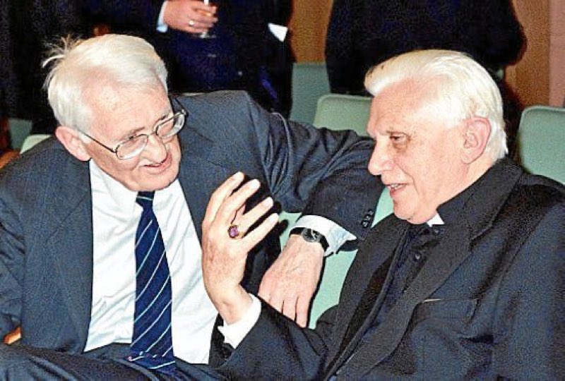 vicdurcas's tweet photo. Descanse en paz Jürgen Habermas, el filósofo alemán que siempre creyó en la tarea crítica de la filosofía -crítica de todas las ideologías. Aquí con el cardenal Josef Ratzinger en 2004 durante un diálogo en Múnich. Un  profundo defensor del derecho, la verdad y la libertad. https://t.co/X5uq2aZ8dl