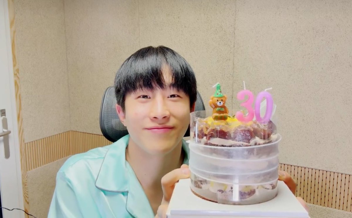 stanastro1602's tweet photo. Jinjin’s cake and he’s using the international age system.🥹 Happy 30th birthday Jinwoo!! 

#우리최고의리더_진진_생일축하해
#JINJIN #진진 #ASTRO #아스트로 https://t.co/QFhTe8iADt