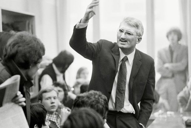 aracalacana's tweet photo. RIP Habermas. Su contribución para entender la democracia moderna a través del germen de autonomía de la esfera pública (primero burguesa, urbana, masculina, luego ampliada por las luchas sociales) es -aún si no hubiera hecho tantos otros aportes- colosal.
Gracias por la luz🖤 https://t.co/uWBP7IjIcp