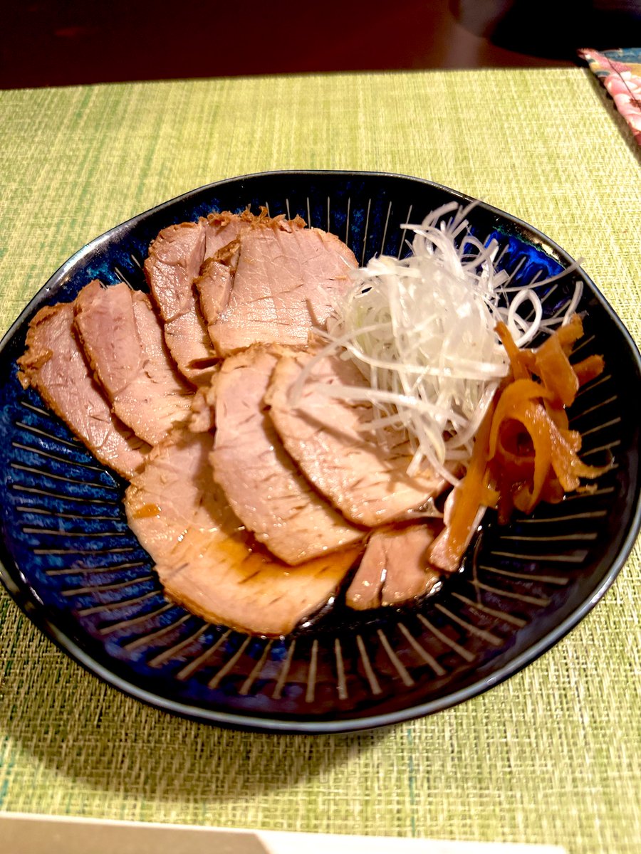 R5u10wqV0S33211's tweet photo. 本日のおすすめは国産豚・焼豚です。白髪ネギと生姜を焼豚で巻いて食べて欲しいです。
#本日
#朝5時まで営業してます。
#ススキノ
#日本酒豊富にあります。
#喫煙可能店 https://t.co/hmF8vjMuqs