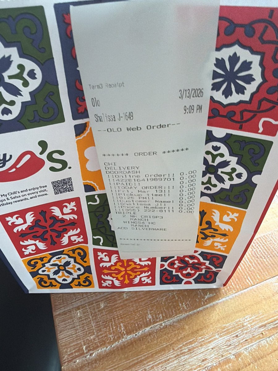 JaayMichelle23's tweet photo. @DoorDash I need help with my order. I paid $27 for a Triple Dipper with 2 order of mozzarella sticks and 1 order of wings. The receipt confirms this order, but I got tenders and wings instead, not what I paid for. Chat denied a refund due to account history.  Please review this. https://t.co/Kgd0GoETlG