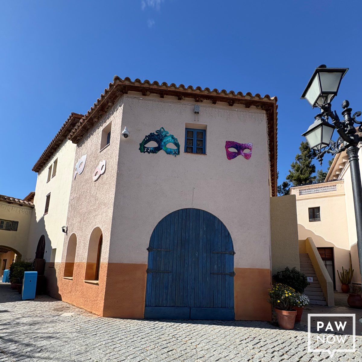 pawnow_'s tweet photo. 🎨 Se han llevado labores de mantenimiento en dos fachadas de la plaza de la playa de la Mediterrània con una repintada parcial de las fachadas y una restauración de las ventanas y puertas de una de las fachadas. https://t.co/qUrDEsukir