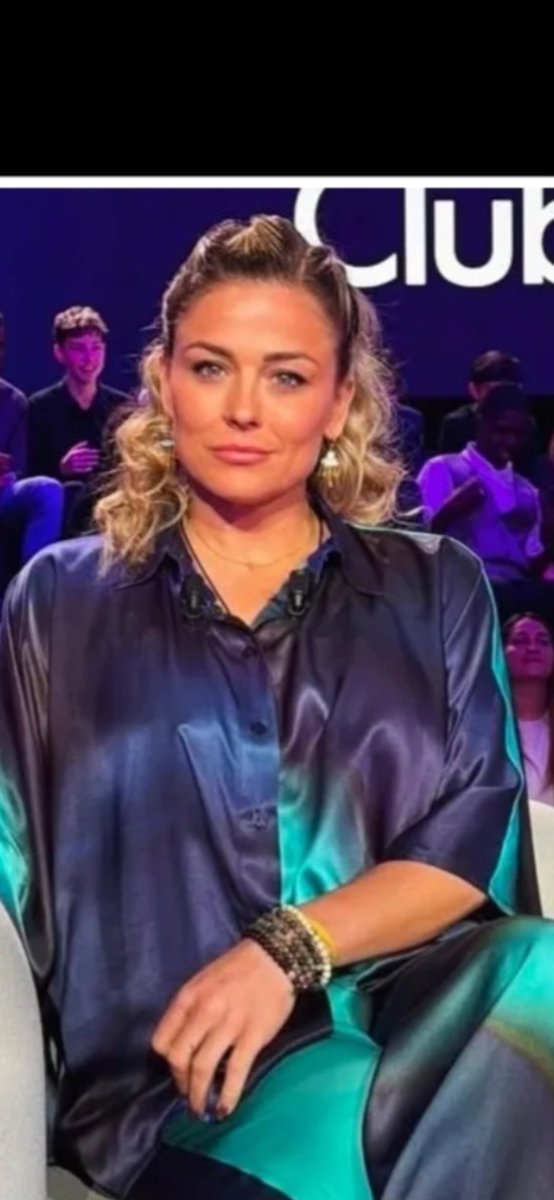 chemsier's tweet image. Laure Boulleau 

Quelques belles photos de la magnifique et très charmante @laureboulleau 
😍

#chemisier #blouse #satin #soie