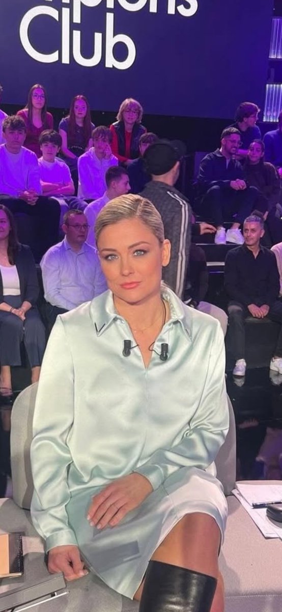 chemsier's tweet image. Laure Boulleau 

Quelques belles photos de la magnifique et très charmante @laureboulleau 
😍

#chemisier #blouse #satin #soie