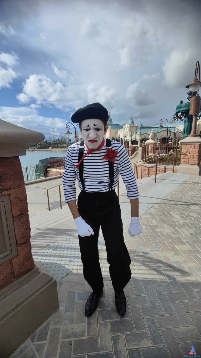 Un mime est présent sur Adventure Bay ! On espère que ce type d'animation perdurera pour la grande ouverture au public. #DisneyAdventureWorld