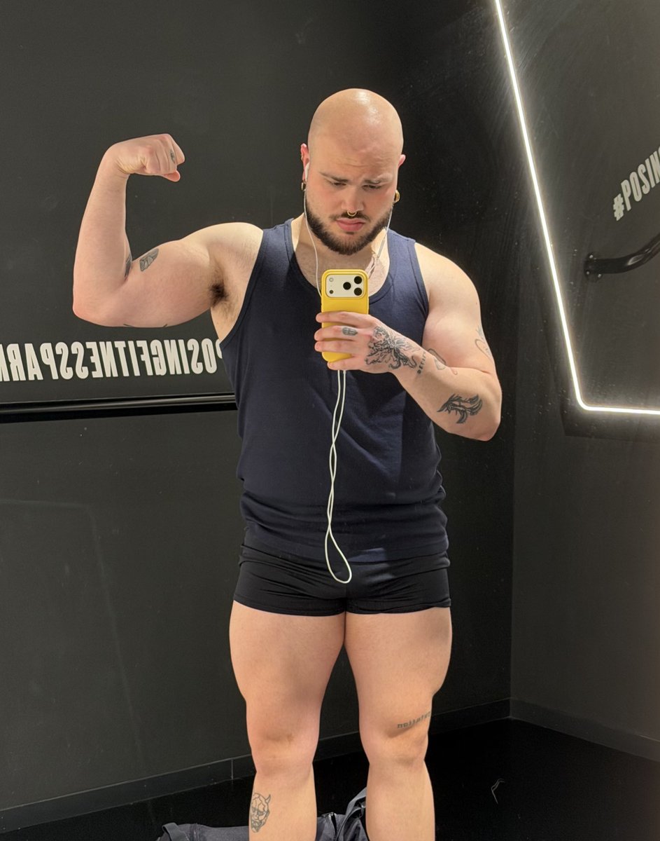 maxiotq's tweet photo. tank top season https://t.co/qJvvOmTuGq