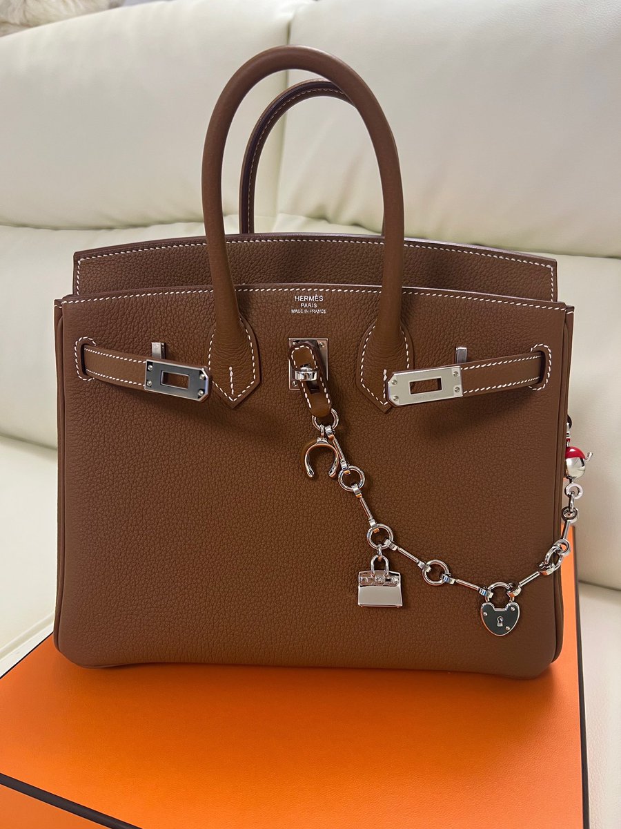 suimi9210's tweet image. ホワイトデーのプレゼントはバーキンでしたっ👜✨
しかも素敵なチャームと一緒に✨
しかもしかも色も合わせてくれた〜😭✨
チャームの赤りんごがモンスターボールみたいで担当さんと盛り上がりました🥹♡
とにかく可愛いです💕
旦那さま〜担当さん〜ありがとう🙌✨
#hermes