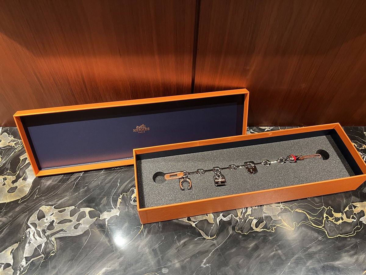 suimi9210's tweet image. ホワイトデーのプレゼントはバーキンでしたっ👜✨
しかも素敵なチャームと一緒に✨
しかもしかも色も合わせてくれた〜😭✨
チャームの赤りんごがモンスターボールみたいで担当さんと盛り上がりました🥹♡
とにかく可愛いです💕
旦那さま〜担当さん〜ありがとう🙌✨
#hermes