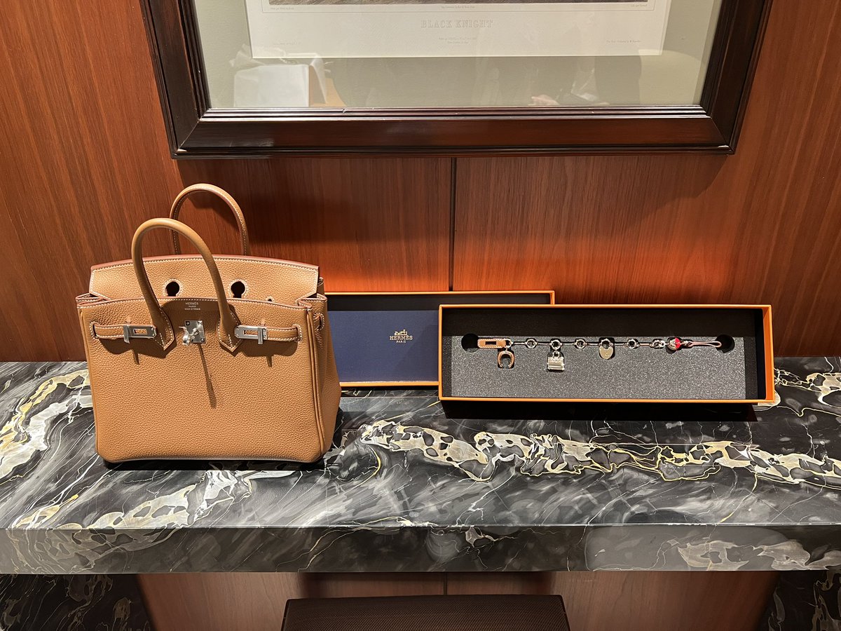 suimi9210's tweet image. ホワイトデーのプレゼントはバーキンでしたっ👜✨
しかも素敵なチャームと一緒に✨
しかもしかも色も合わせてくれた〜😭✨
チャームの赤りんごがモンスターボールみたいで担当さんと盛り上がりました🥹♡
とにかく可愛いです💕
旦那さま〜担当さん〜ありがとう🙌✨
#hermes