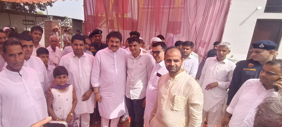 4. आदमपुर और नलवा में विभिन्न सामाजिक कार्यक्रमों में भाग लेते हुए ग्रामीणों से उनका हालचाल जाना और उनके सुख-दुख में शिरकत करते हुए क्षेत्र की समस्याओं और विकास कार्यों को लेकर विस्तार से चर्चा की। कार्यकर्ताओं व आम जनमानस का स्नेह और समर्थन उनके लिए सबसे बड़ी ताकत है और यही