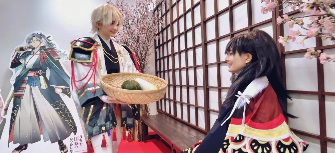 karasumaruq9's tweet photo. 1日目は秋吉とキンクマでステージ登壇、島津豊久役公式コスプレイヤーとしてブースに出演させていただきました🌸
明日もうたなつブースにおります🍓
無料ブースはチケットなしで入場できますのでぜひお気軽にお立ち寄りください☺️
@tthokori 
#うたなつ #かごちなフェス https://t.co/Zwm7RhNyqm