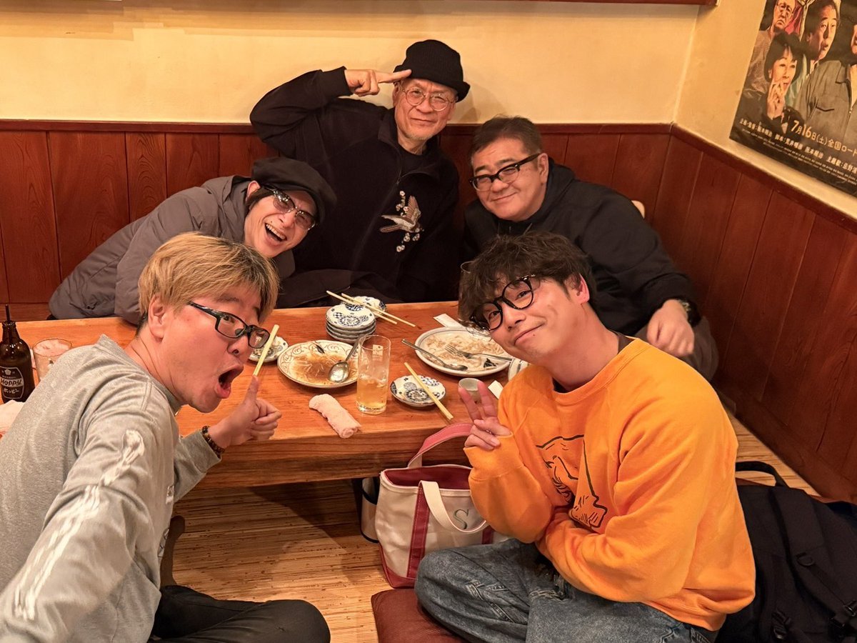 土曜ワラッターが終わって今年で10年。集まってみました。イマヤスとは9年、SO-TAもコロナ前以来。来なかった人はそれで仕方ない。その代わり最終回でレギュラーになった杉本恭一が来てくれた。笑いっぱなしだったけど、今一番売れてるイマヤスにコンプライアンスの指導をされました。
しかし笑った。