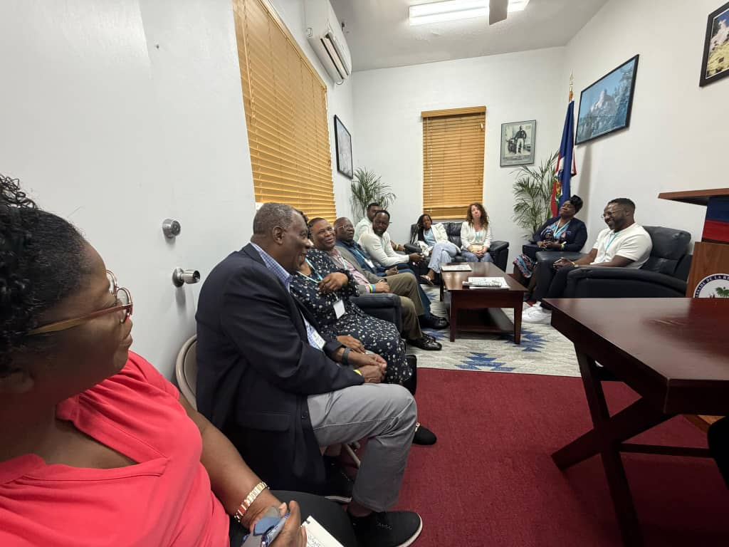 LaTribuneNews7's tweet photo. L'Ambassade d'Haïti aux Bahamas renforce la coopération avec des leaders religieux de la diaspora haïtienne au Canada

L'Ambassade de la République d'Haïti au Commonwealth des Bahamas impulse un nouvel élan à la coopération avec des leaders religieux de la diaspora haïtienne en recevant, le vendredi 12 mars 2026, à la mission diplomatique, une importante délégation de l'Église de Dieu de la Prophétie en provenance du Canada.
Dans un esprit d’échange ouvert et sincère, l’Ambassadeur d’Haïti aux #Bahamas, S.E.M. Dern Jovens Bonhomme, ainsi que les membres de la délégation, ont souligné l’importance de la communauté haïtienne au sein de la diaspora.
Les sujets prioritaires abordés ont porté notamment sur : la restauration de l’image d’Haïti et la promotion de la culture haïtienne sur la scène internationale ; la situation des #migrants haïtiens aux Bahamas ; et le rôle essentiel des églises haïtiennes dans l’encadrement et le soutien de la communauté haïtienne vivant aux Bahamas.
Cette rencontre tenue dans une ambiance conviviale vise à favoriser une coopération constructive au service des intérêts de la communauté haïtienne à l’étranger.
@Bonhommejovens