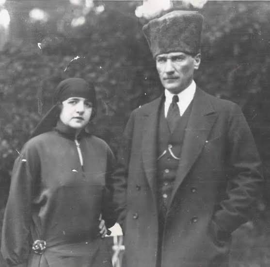 SapienTurkiz's tweet photo. Atatürk'ün eski eşi Latife hanım, gerçekten çok iffetli bir kadındı. 1975 yılında hayatını kaybetti. Atatürk'ün ölümünden 37 yıl daha fazla yaşadı.

Yaşamı boyunca Atatürk düşmanı çevrelerce, Atatürk'e iftira atılması amacıyla kendisine çok fazla teklif götürüldü. Atatürk'ün özel yaşamı konusunda asılsız iddiaları söylemesi istendi. Böylelikle tarikatçılar, onun söylediklerini propaganda malzemesi olarak kullanabileceklerdi.

Ama o tüm içinde yaşadığı kırgınlıklara rağmen, eşkıyalara prim vermedi.

Atatürk'ün ölümü 1938'den, ölümü 1975'e kadar tek bir kelime konuşmadı.

Sade bir insan gibi yaşadı ve öldü.