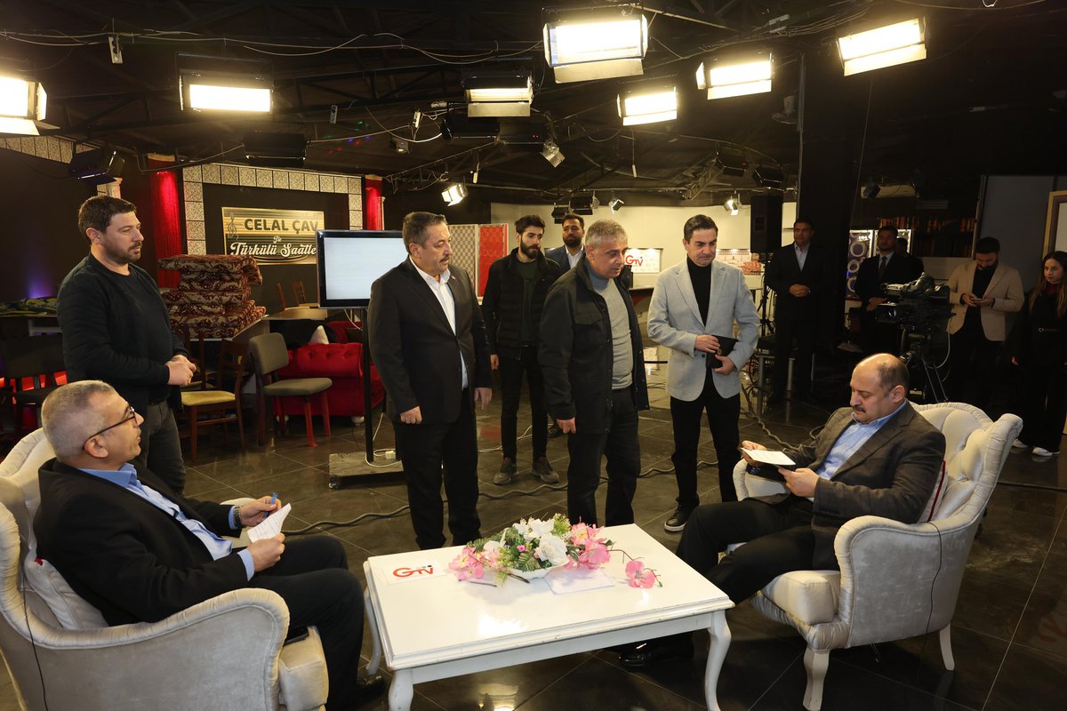 eminekayaaa1's tweet photo. Güneydoğu TV iftar saati Programında Ömer Çapan'ın canlı yayın konuğu olan Büyükşehir Belediye Başkanı Sayın Mehmet Kasım Gülpınar ile yayın öncesi

@sanliurfabld https://t.co/fRgXT53Qm8